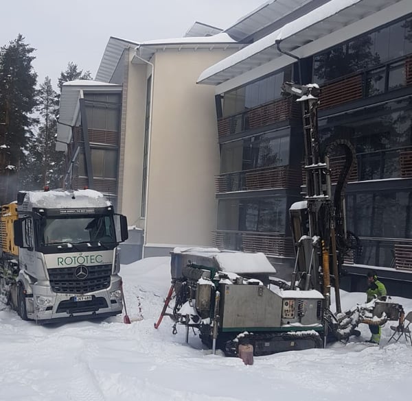 Kuortaneen Urheiluopisto siirtyy kohti hiilineutraalia tulevaisuutta, turpeesta Rototecin poraamaan maalämpöön